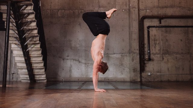 AloMoves -Handstand tips and conditioning